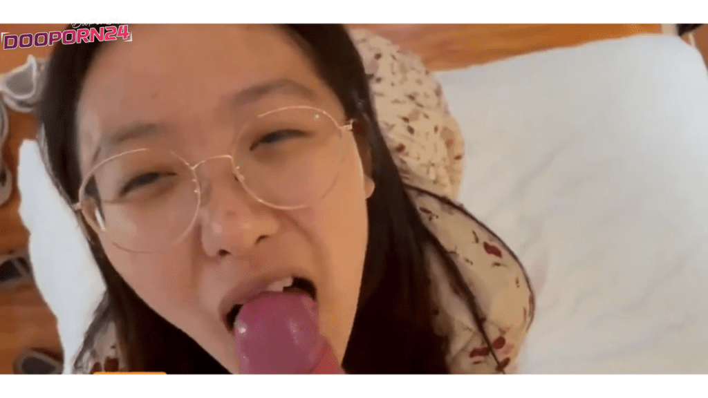 คลิปหลุดทางบ้าน สาวสวยใส่แว่น หน้าตาน่ารัก กำลังดูดควยให้ผัว ดูดโครตได้อารมณ์ ดูดจนอยากแตกคาปากเลยทีเดียว หลังจากดูดเสร็จก็เจอจับเย็ดต่อแน่นอน