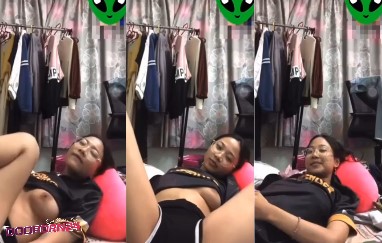 คลิปหลุด งานจากทางบ้านสาวขี้เงี่ยนวีดีโอคอลเสียวกับผัว นอนเปิดนมยั่วเย็ดผัวอย่างเงี่ยน หน้าตาโครตร่านทำท่าเหมือนโดนเย็ด งานนี้ห้ามพลาด