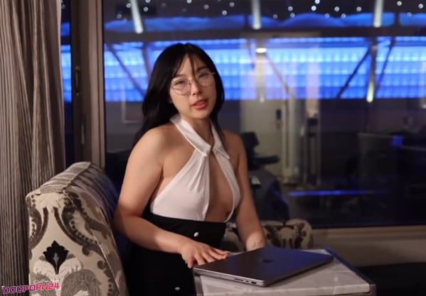 คลิปหลุดพนักงานออฟฟิศ สาวแว่นสุดน่ารักแต่งตัวสุดเซ็กซี่ยั่วหัวหน้างานยอมเสียตัวให้หัวหน้าโดนจับโม๊คควยสดๆแล้วโดนจับเย็ดสดกระแทกหีจนแตกใน